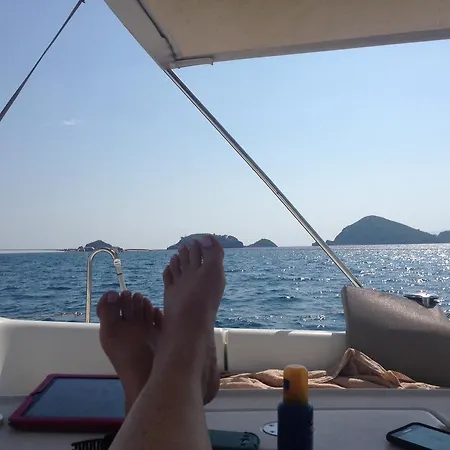 Lighthouse Nadia Aparts アパート