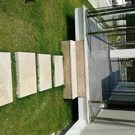 Lighthouse Nadia Aparts *