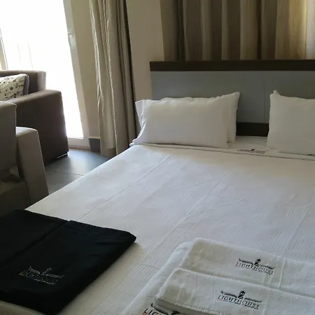 Lighthouse Nadia Aparts アパート フェティエ