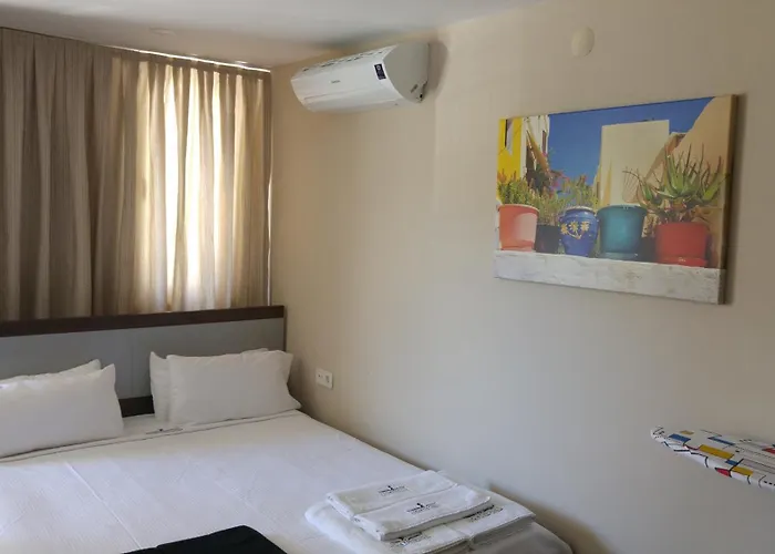 Lighthouse Nadia Aparts